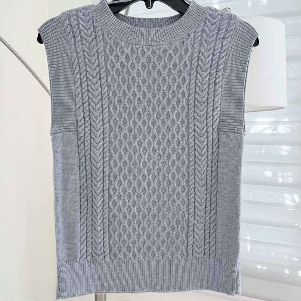 NWT ❤️ Cyrus Sleeveless Sweater ❤️